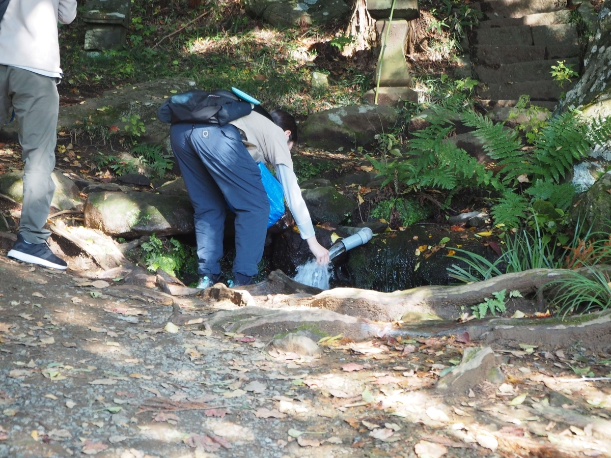 水を汲んでいる人々