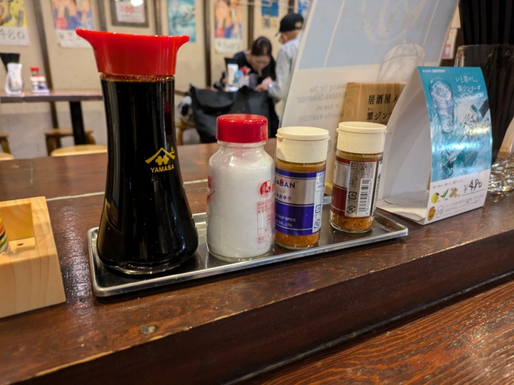 テーブルに置かれた調味料