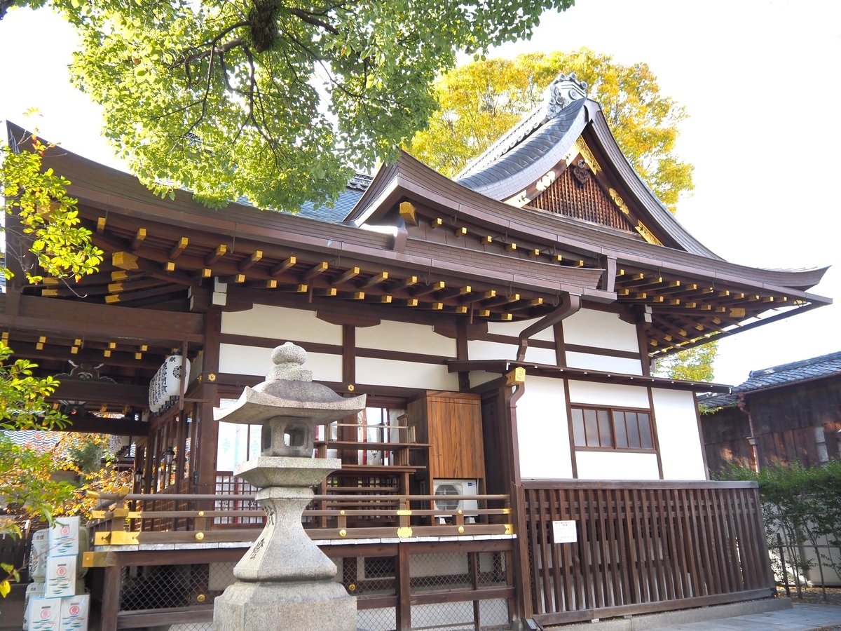 安井金比羅宮の横から見た本殿
