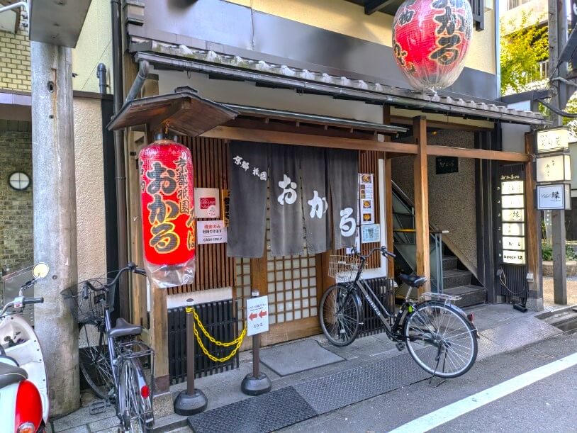 店頭の赤い提灯