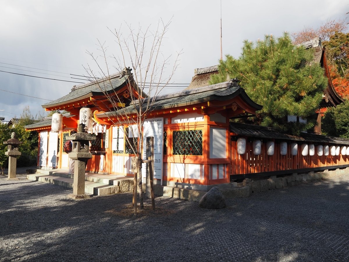 斜め前から見た本殿