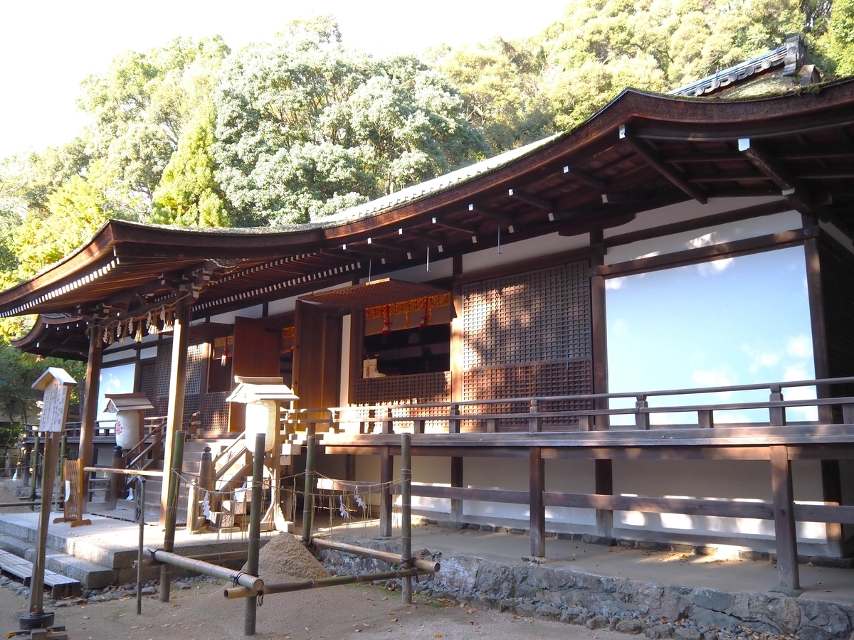 斜めから見た拝殿