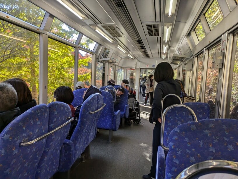 外向きに設けられた座席
