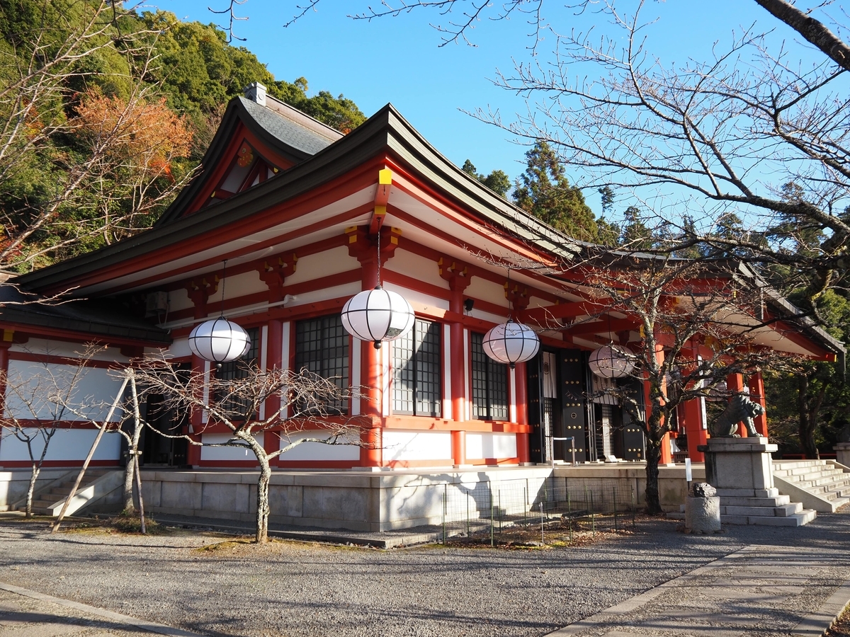 斜め前から見た本殿金堂