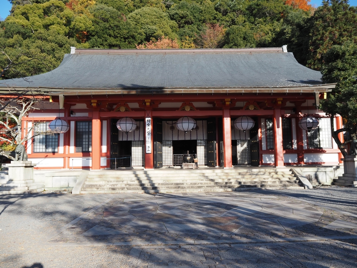 正面から見た本殿金堂