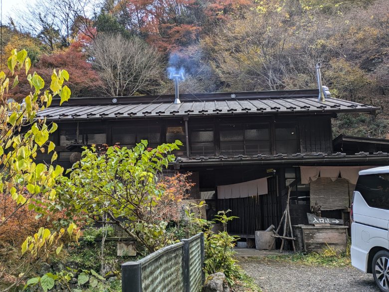 横から見た浅見茶屋
