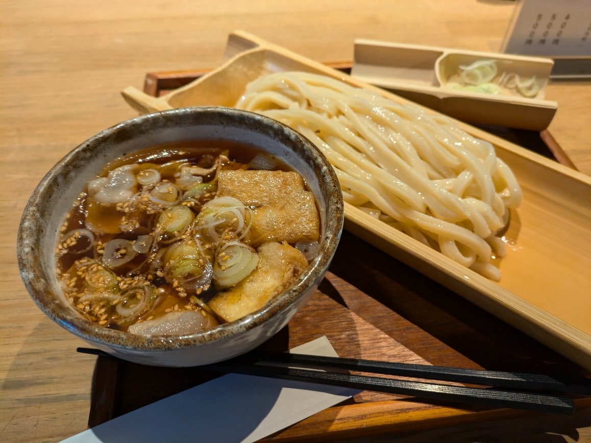 薬味を投入した肉汁うどん