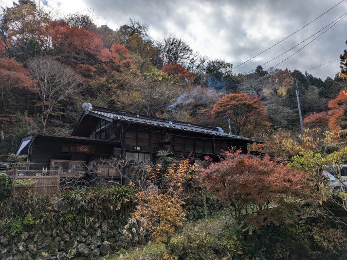 斜め後ろから見た浅見茶屋