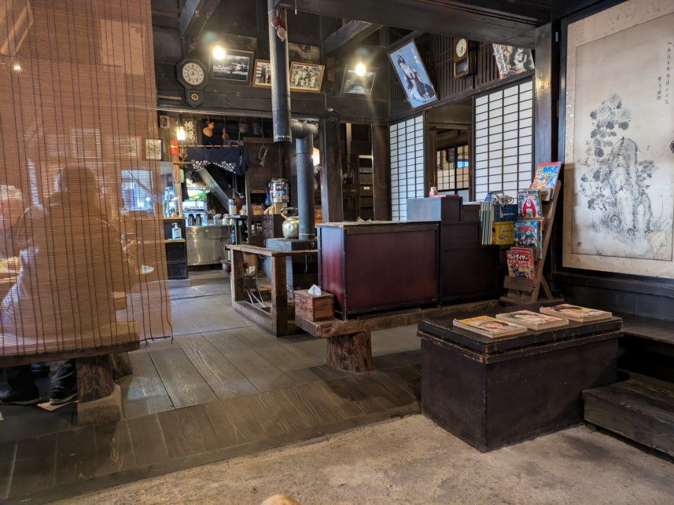 浅見茶屋の店内
