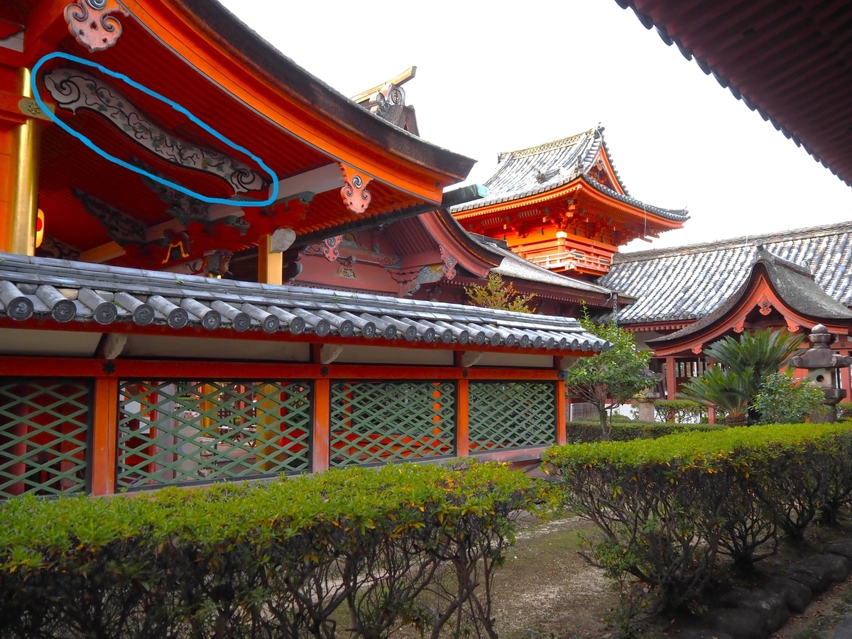 伊佐爾波神社の蝦虹梁