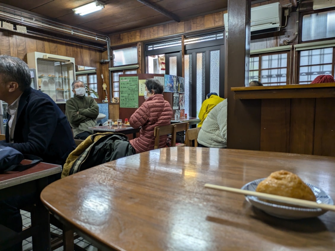 店内のテーブル席