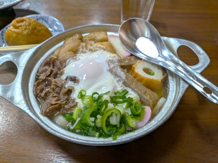 鍋焼き玉子うどんといなりずし