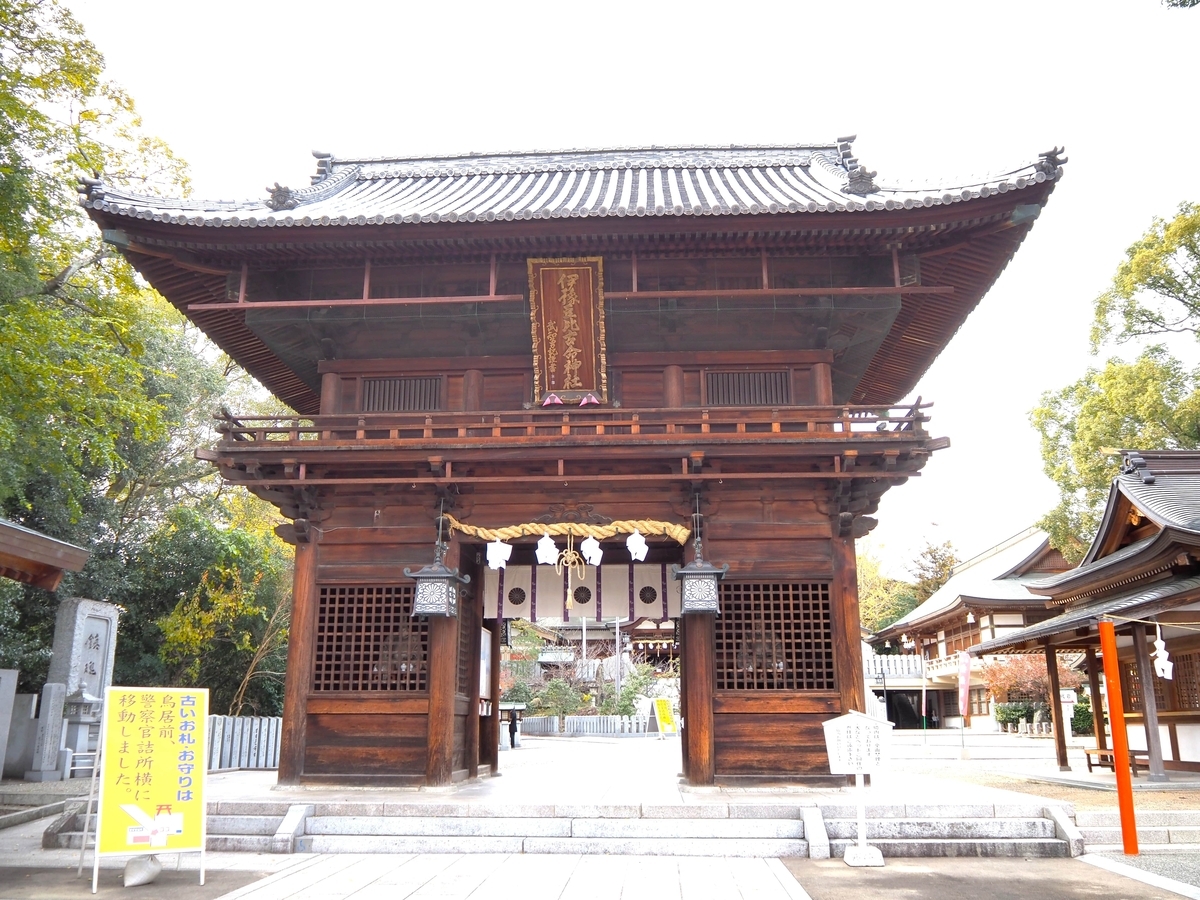 正面から見た楼門