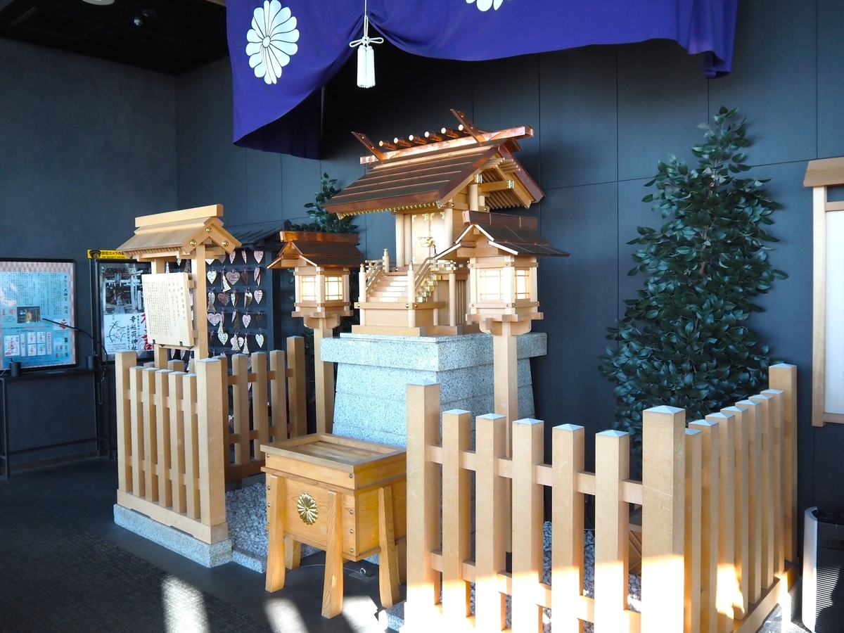 朝日が差し込むタワー大神宮（2025年1月1日）