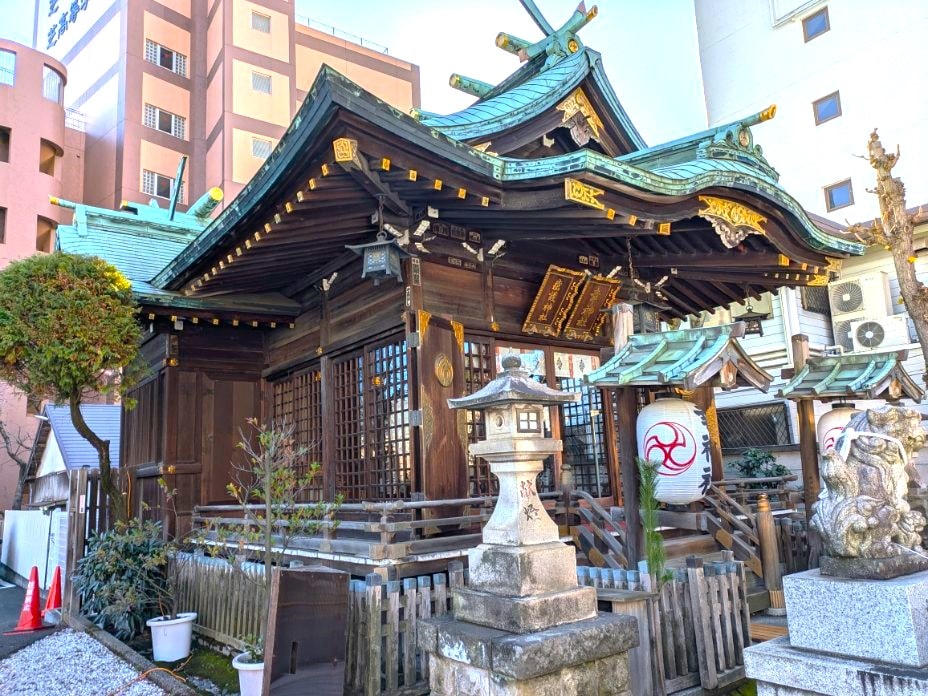 斜め前から見た社殿