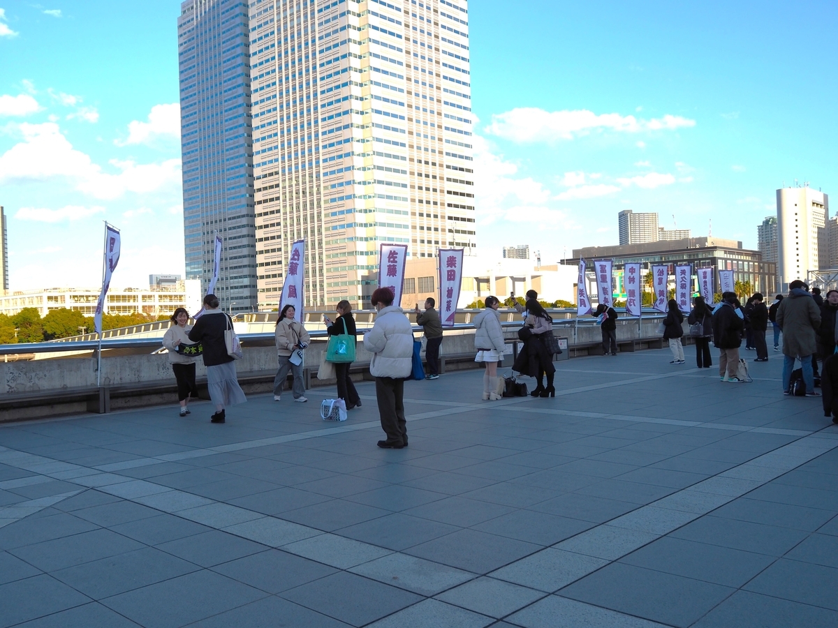 記念撮影をしている光景