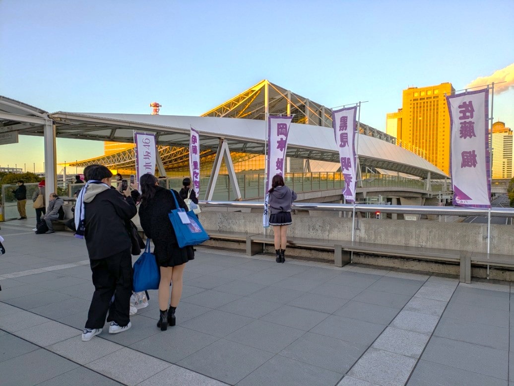 岡本の幟の前の行列