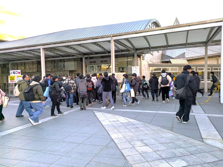 入場待機列をつくろうとしている人