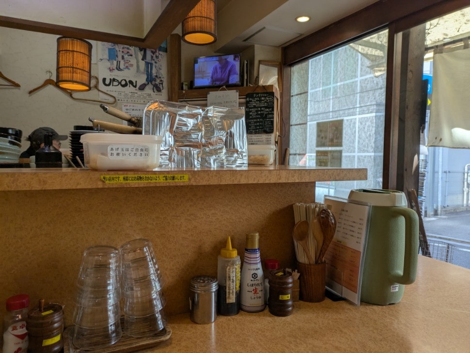 店内のカウンター席