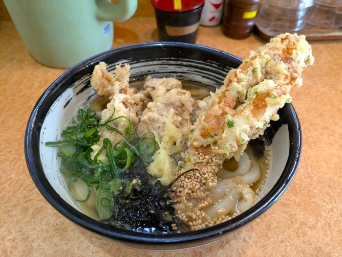 かけうどんととり天・ちくわ天のミックス