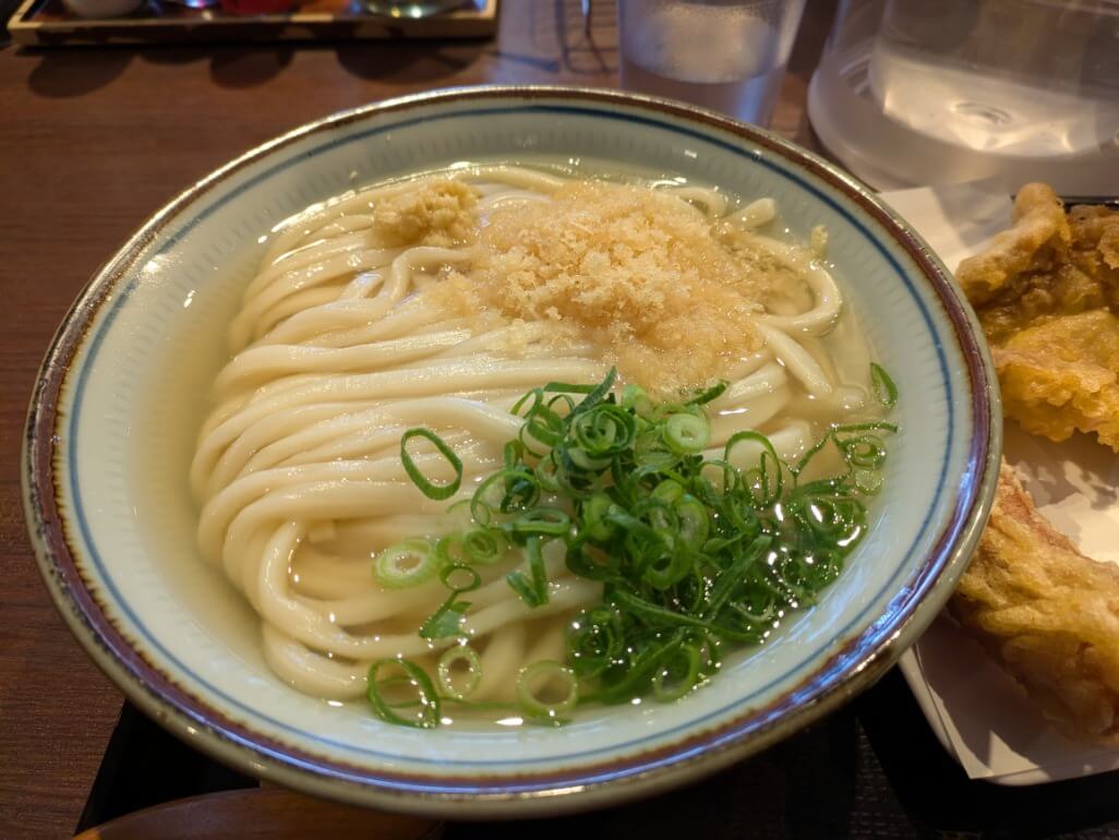 天かすを投入したかけうどん大