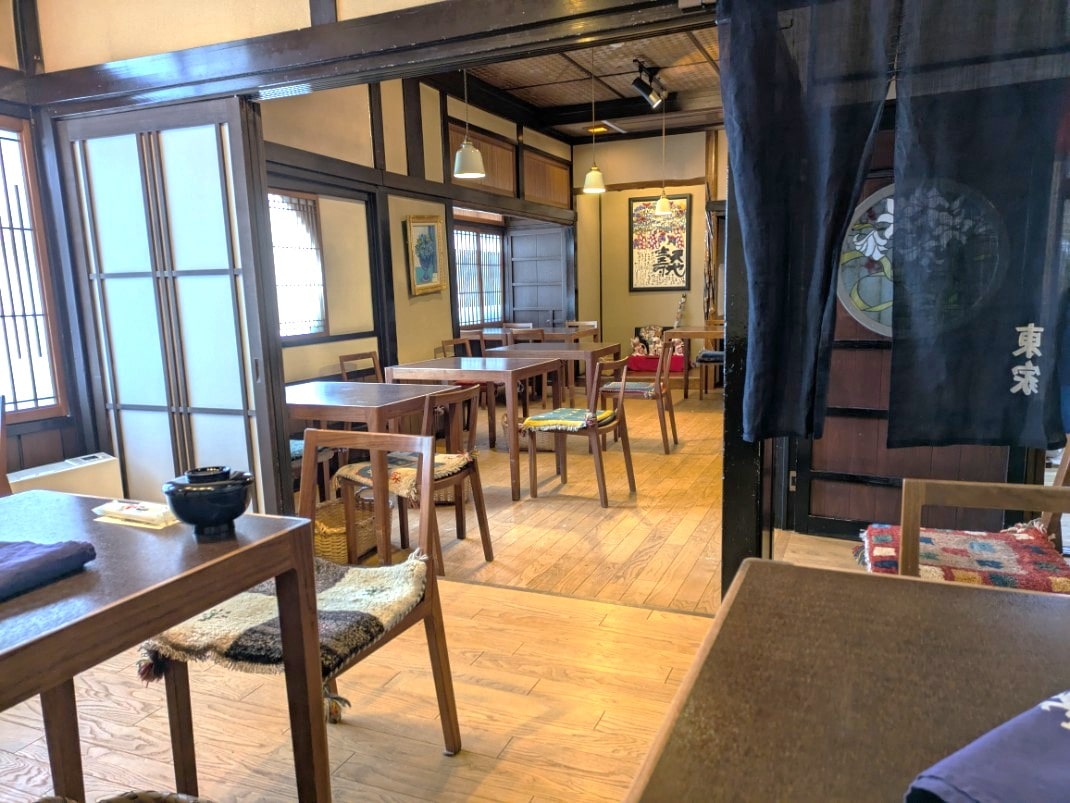 東家本店のテーブル席
