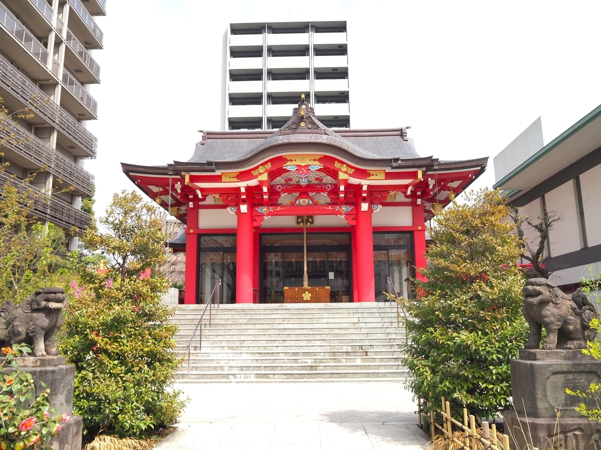 正面から見た拝殿