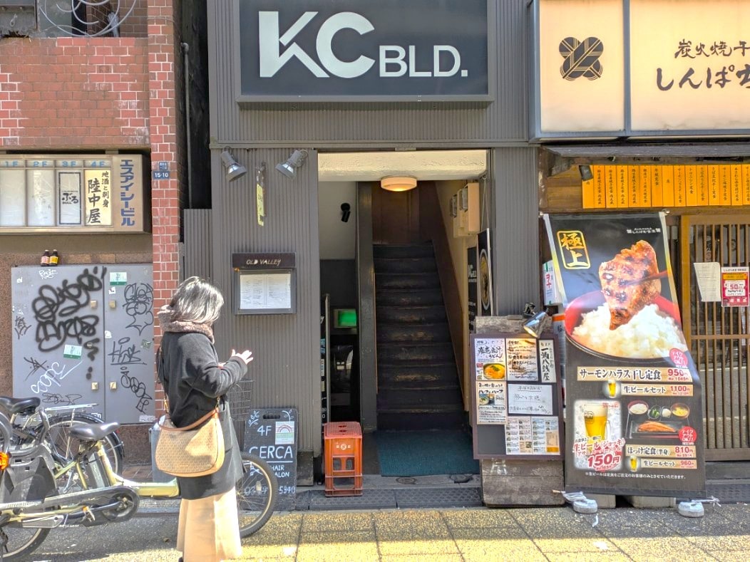 雑居ビルの入口