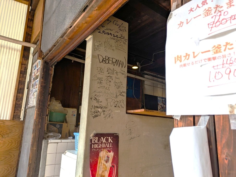 壁のサイン