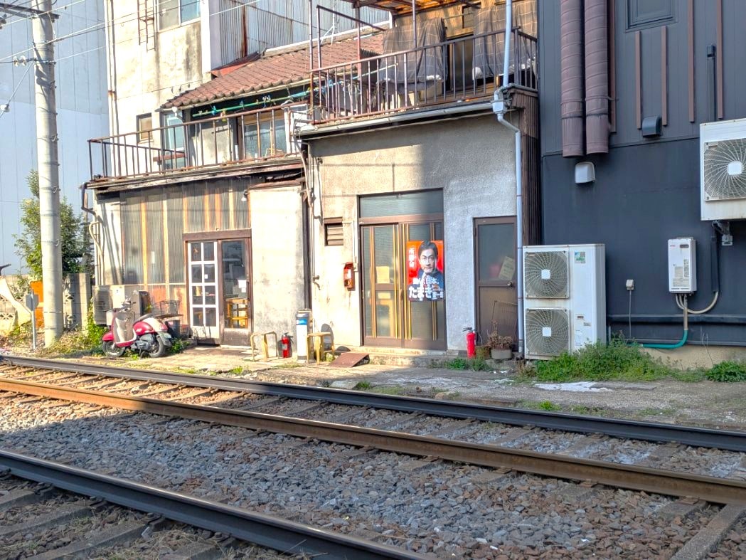線路の奥から見たさぬき麺之介