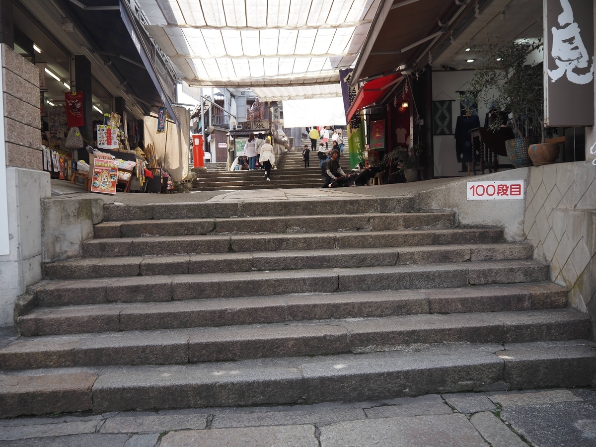 100段目の石段と最初の鳥居