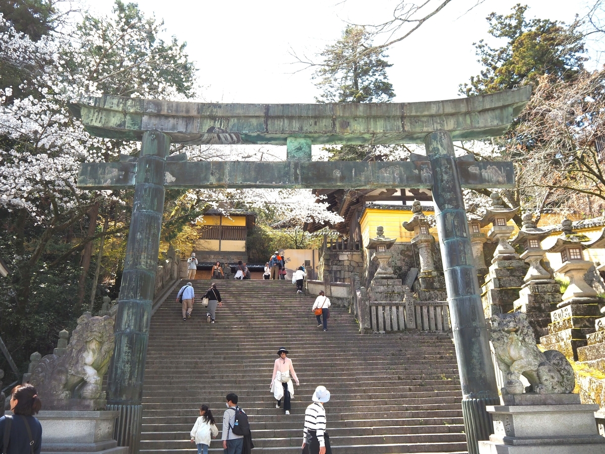 傾斜のきつい石段