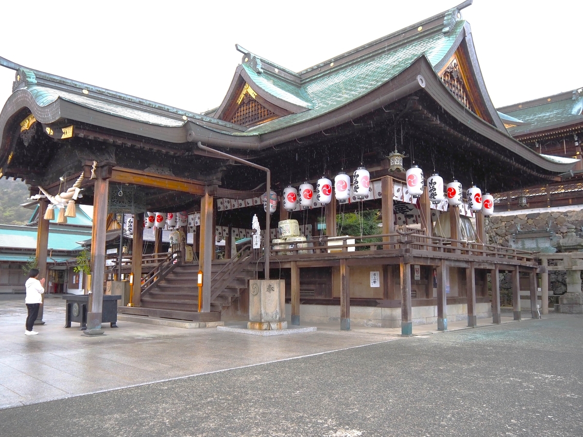 向かって右から見た下拝殿