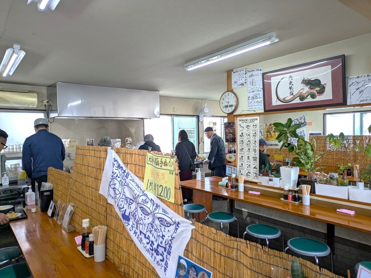 店内のカウンター席