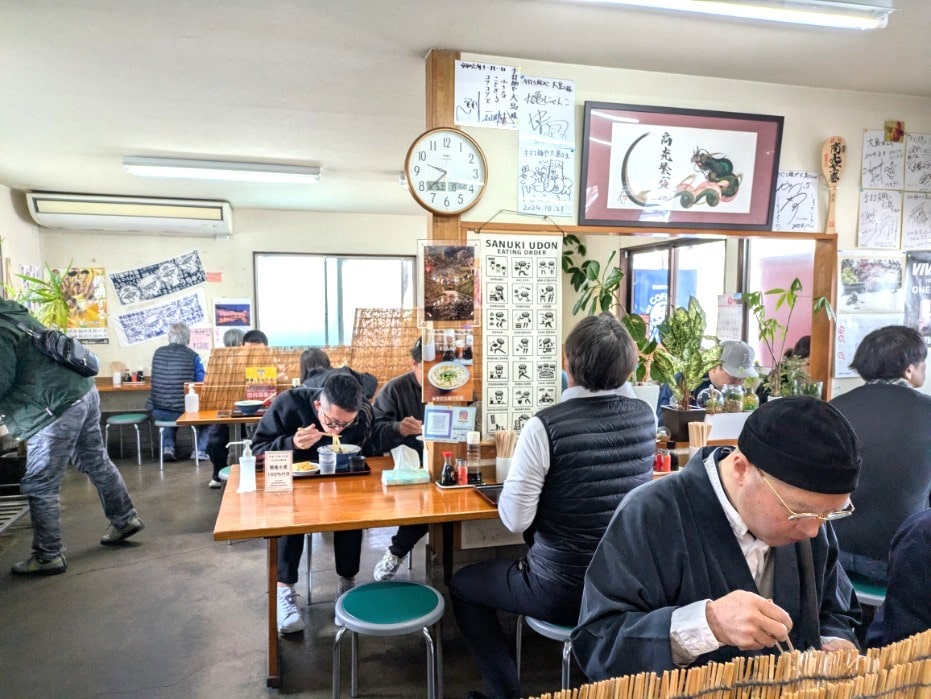 店内のカウンター席