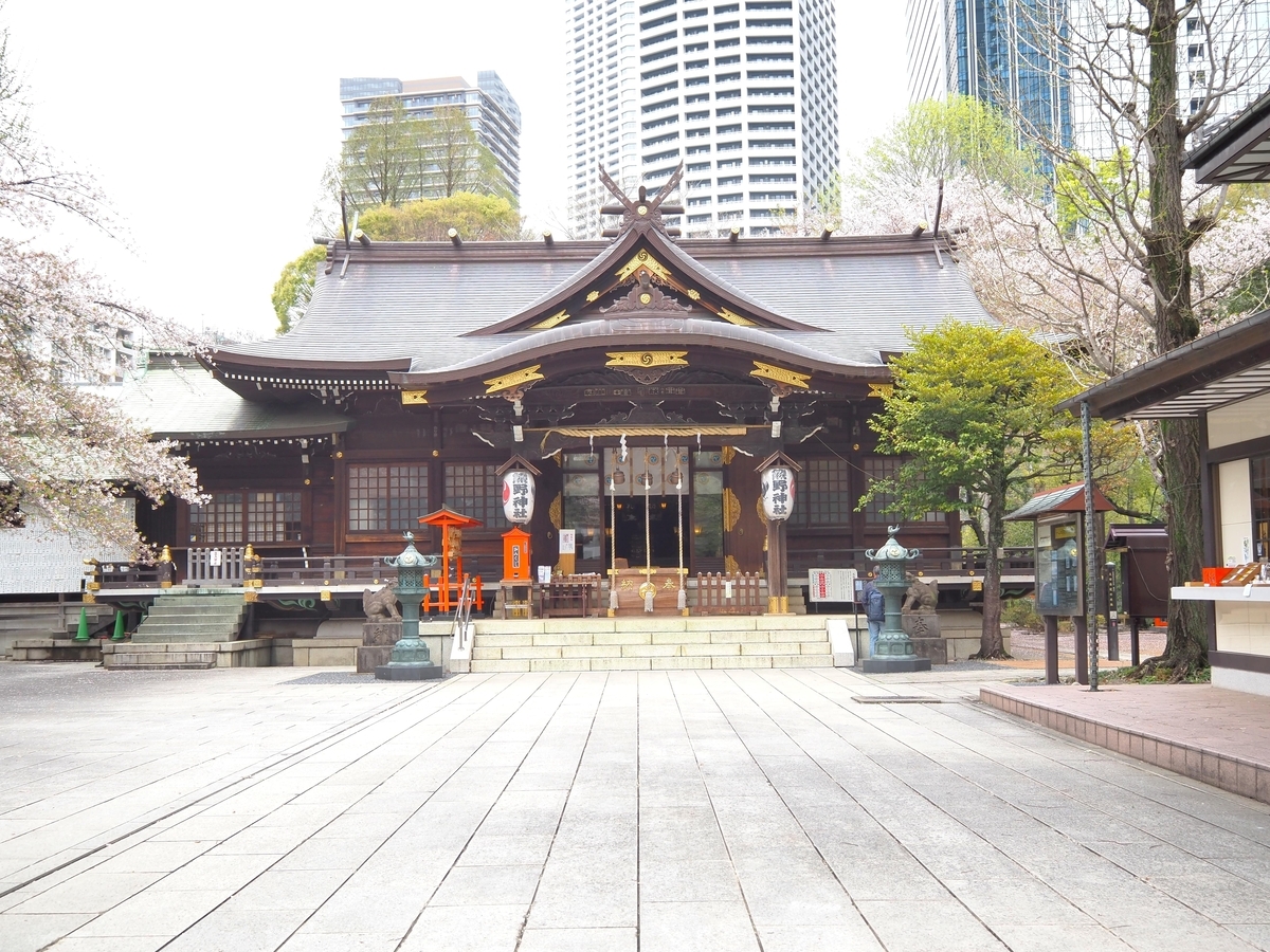 正面から見た拝殿