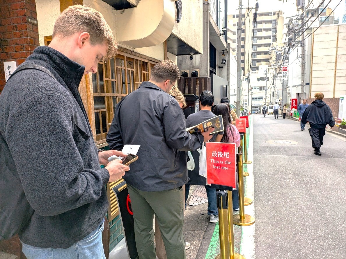 外国人だらけの列
