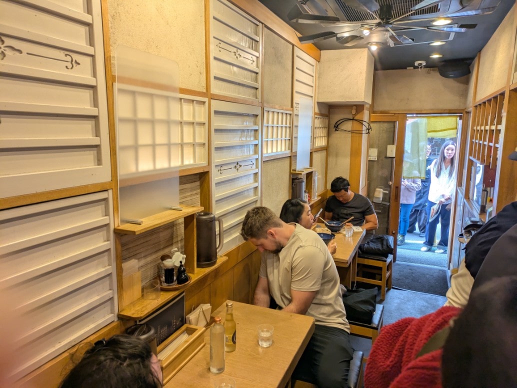 店内のテーブル席