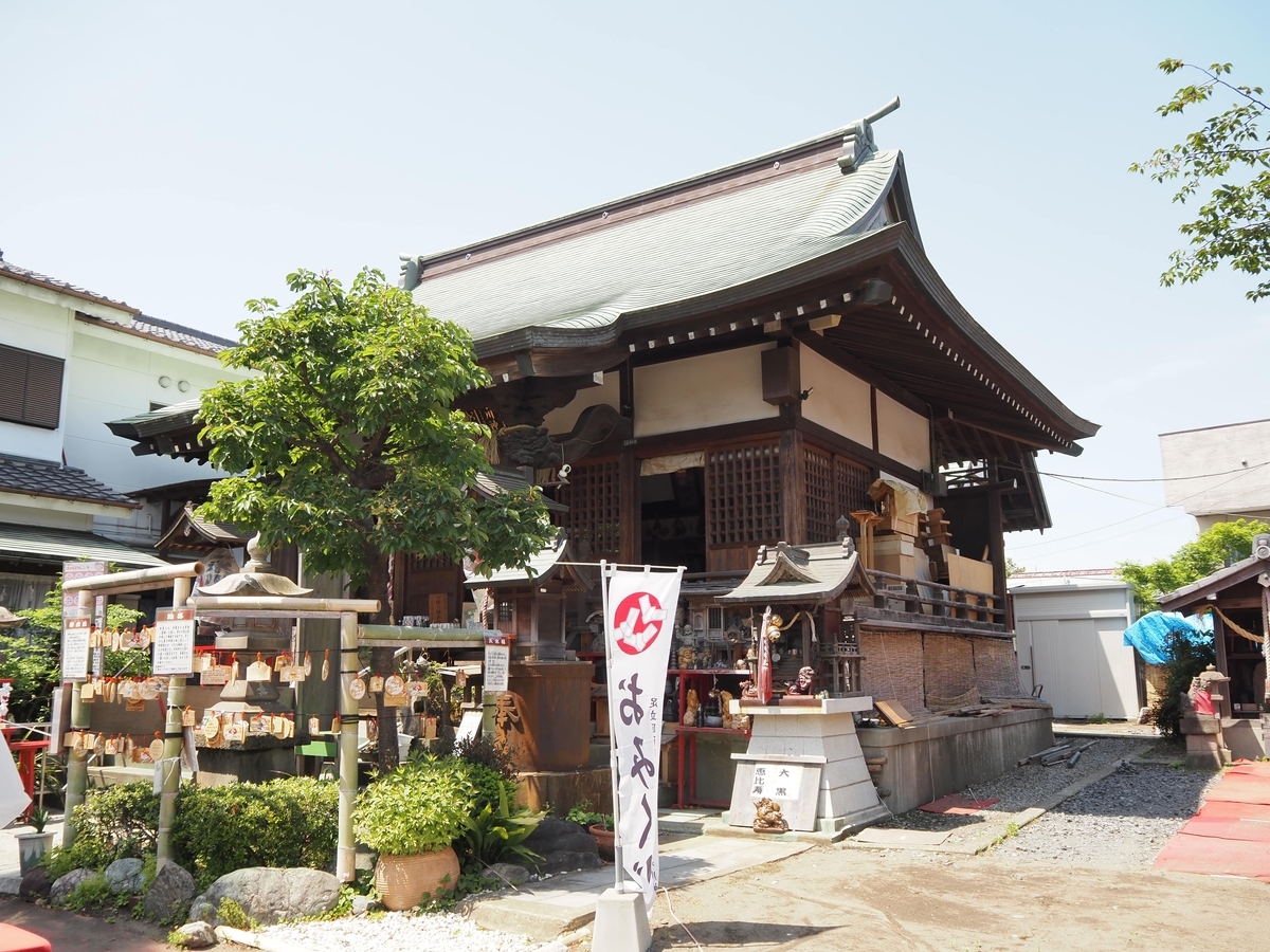 斜めから見た拝殿