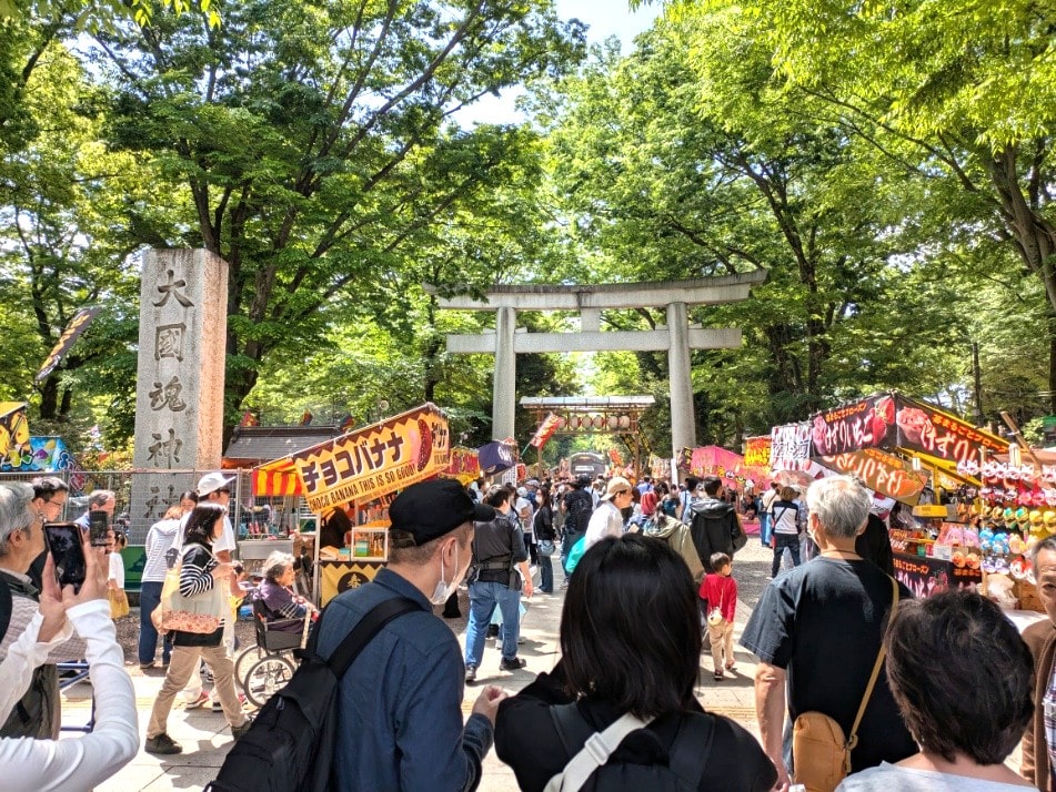 大國魂神社の社号標