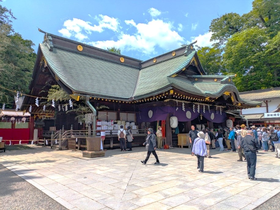 斜めから見た拝殿