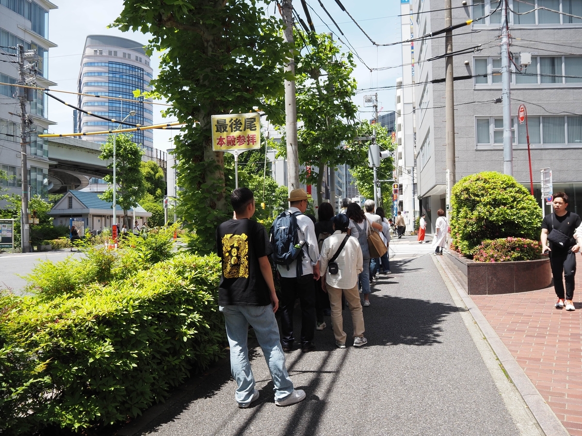 本殿参拝の行列