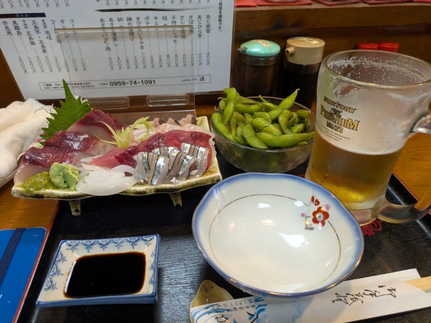 刺身盛り合わせと枝豆