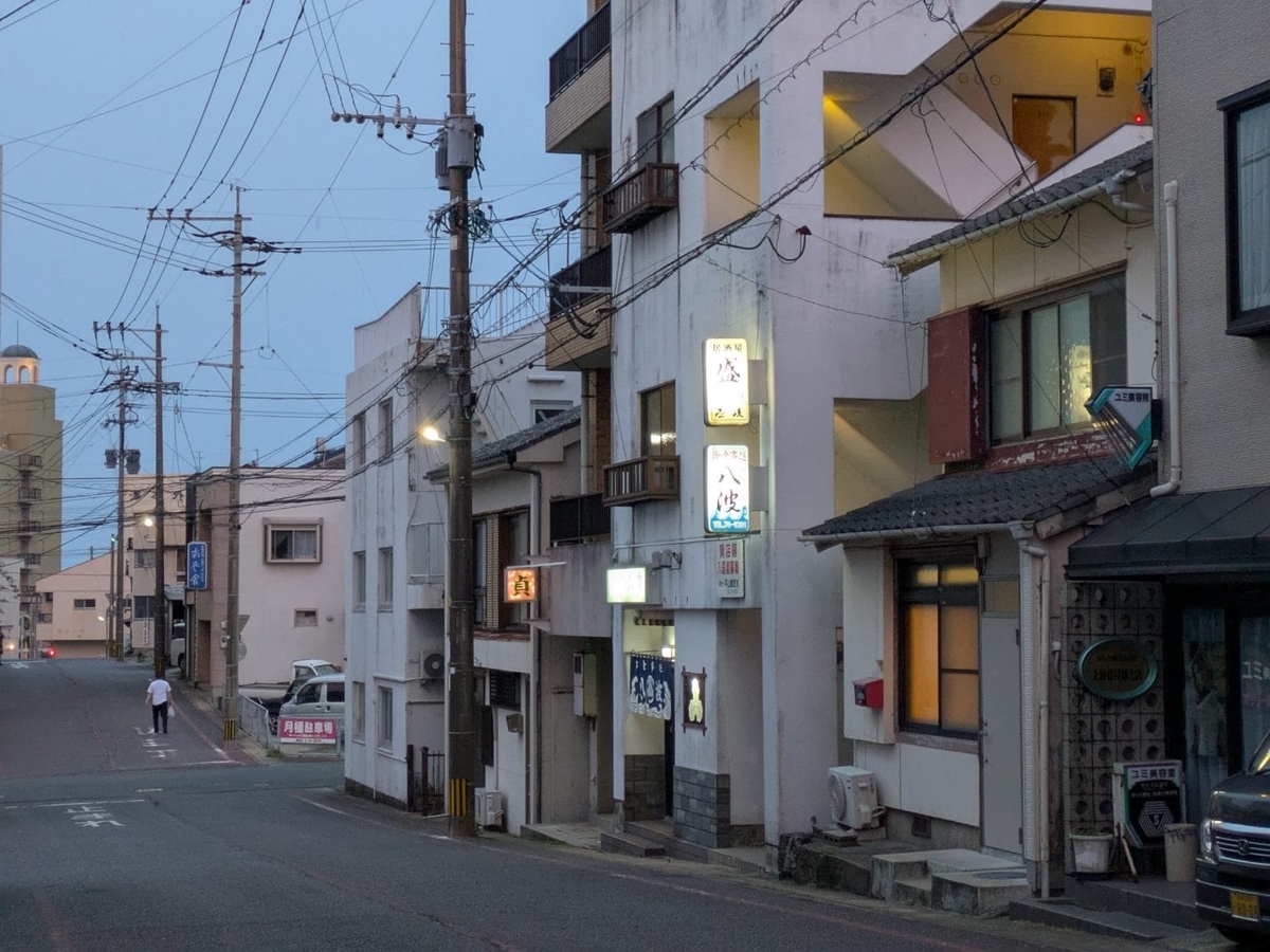 まだ明るい店外