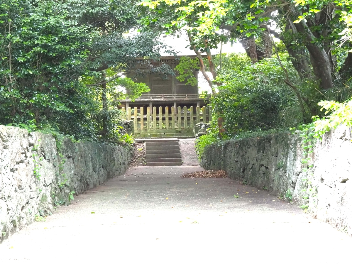 北側の参道の石垣