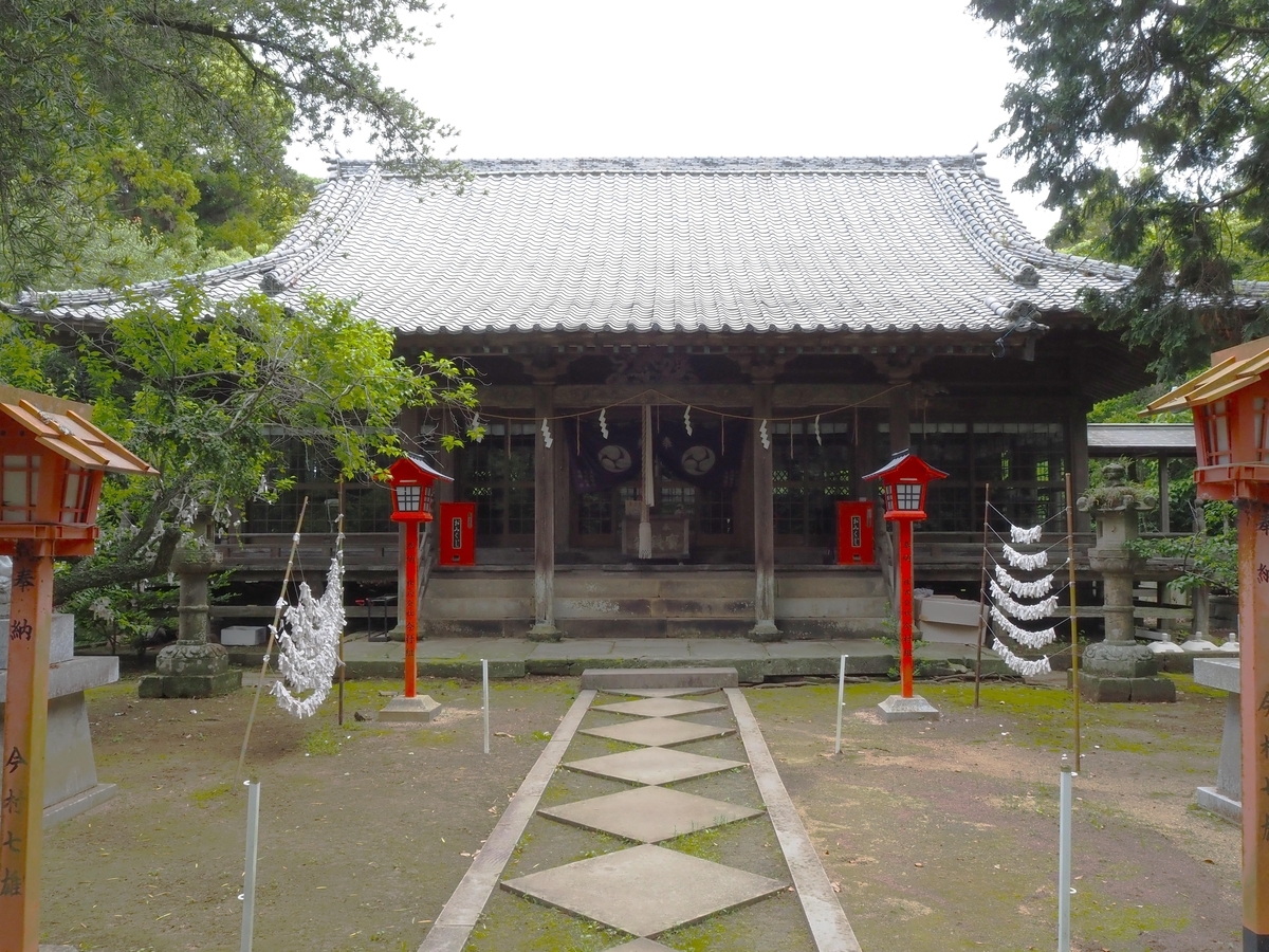 正面から見た拝殿