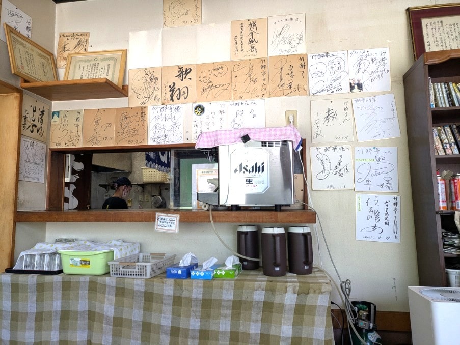壁一面のサイン色紙