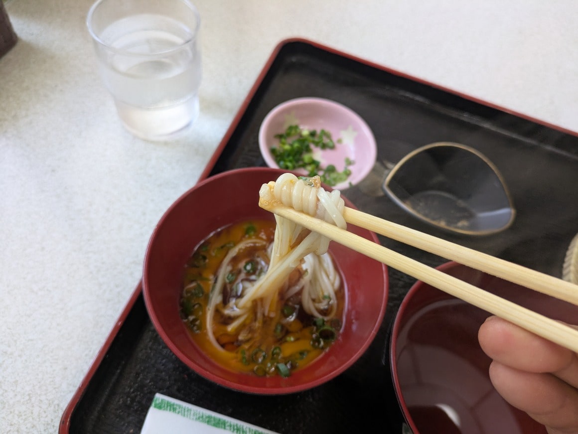 玉子と絡めた竹酔亭の麺