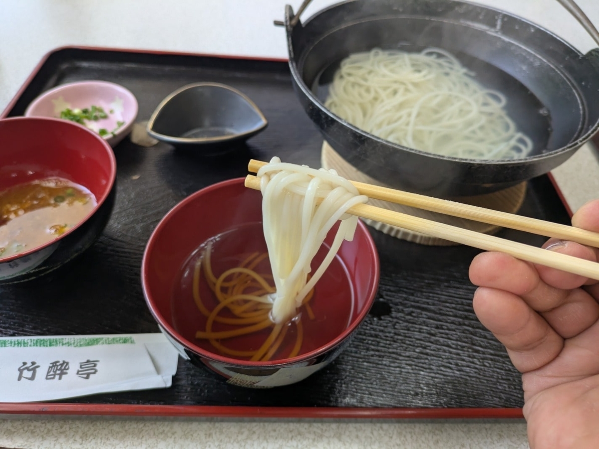 アゴ出汁に絡めた麺