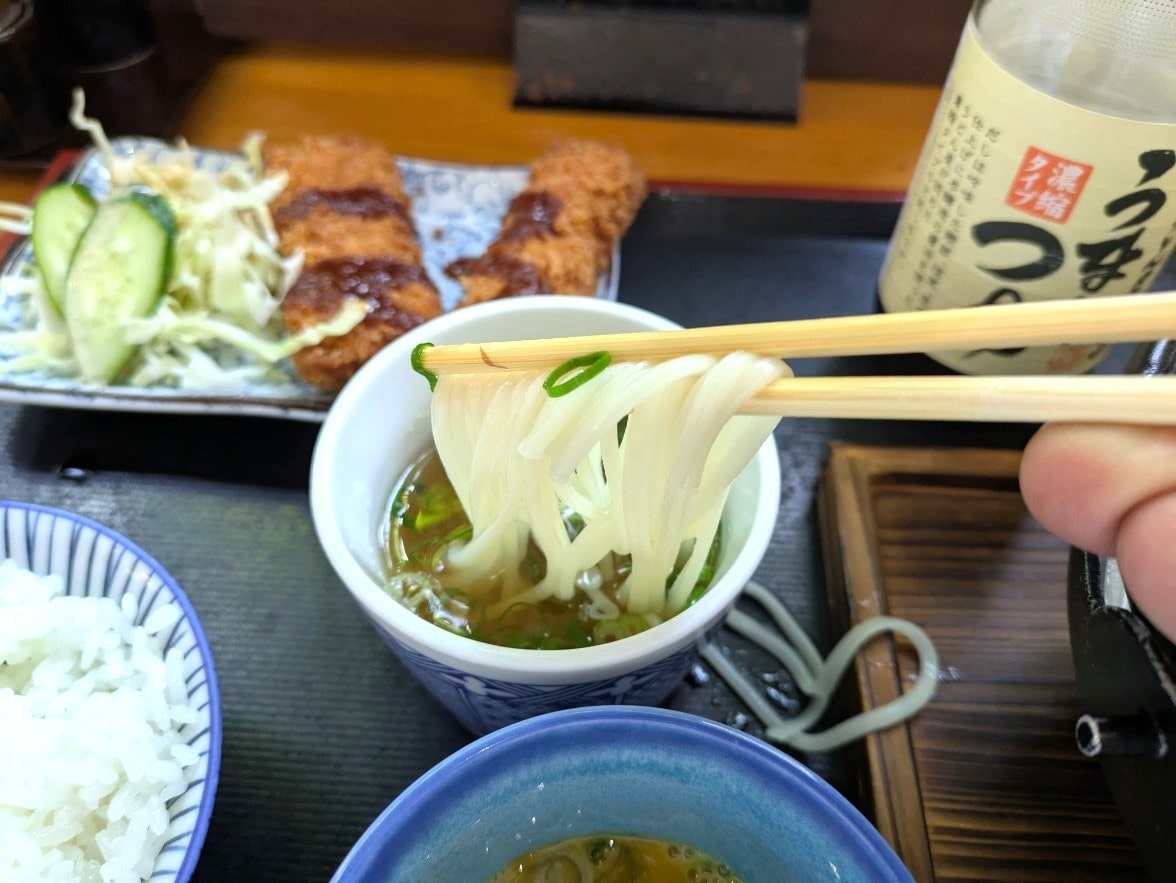アゴ出汁に絡めた麺